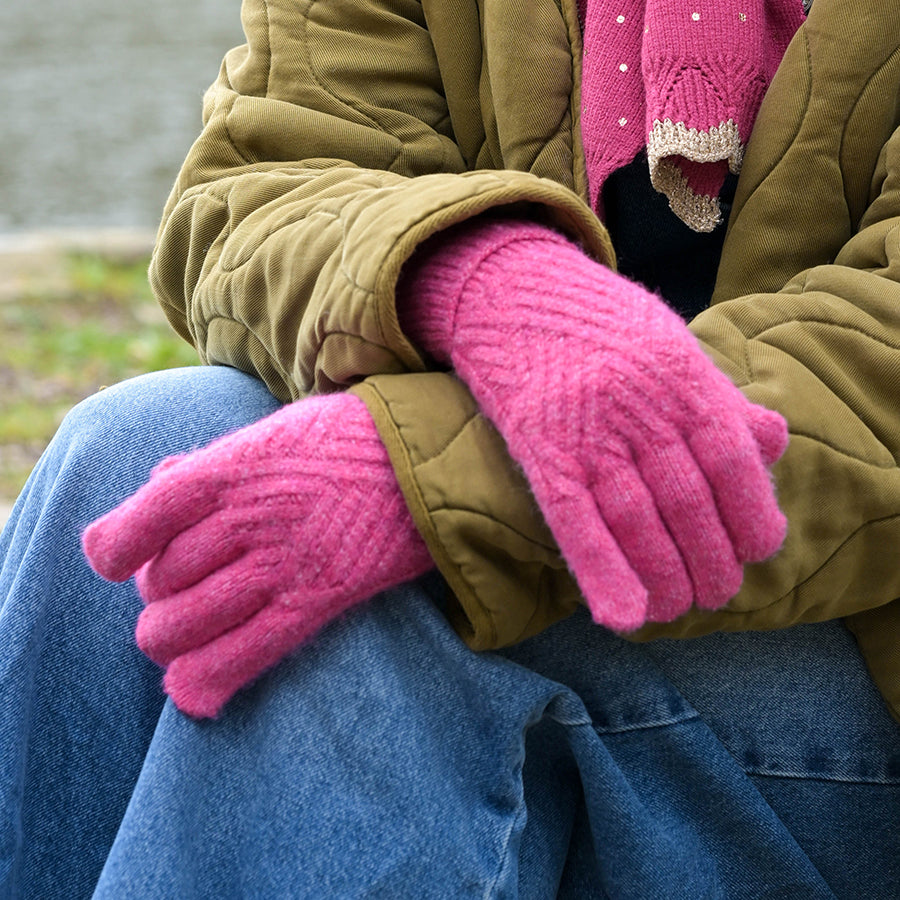 Charlotte Recycled Blend Pink Cable Knit Gloves