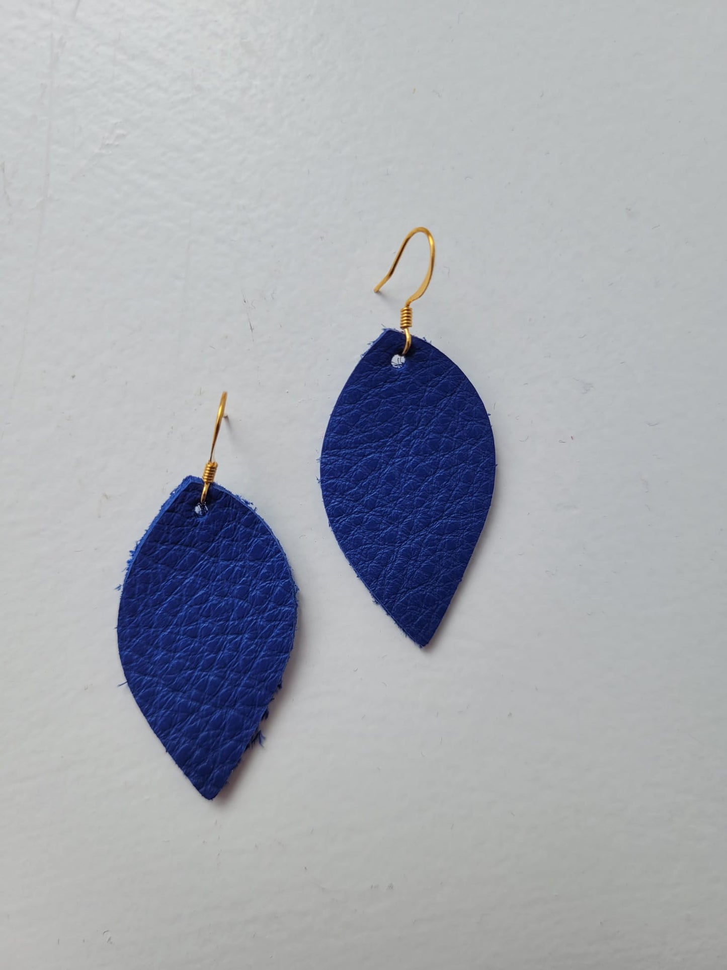 Duilleogin Small Leaf Earrings